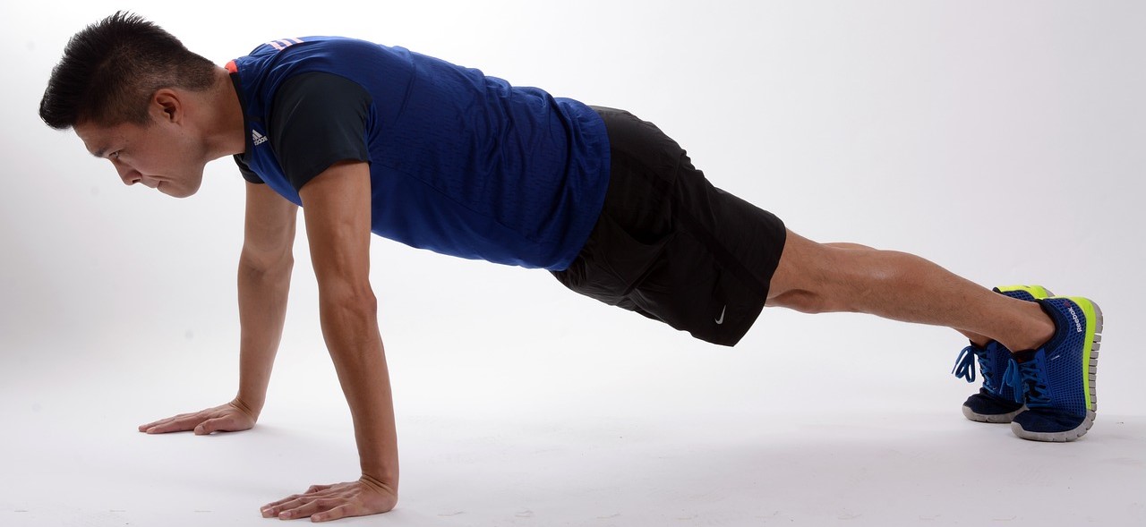 Pilates is een vorm van lichaamsbeweging die zich concentreert op het versterken van het lichaam met de nadruk op een sterker en stabielere lichaamscentrum (kern/core). Dit helpt om de algehele conditie en welzijn te verbeteren.